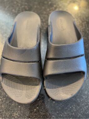 OOFOS unisex Black Slip-On Slide Sandals